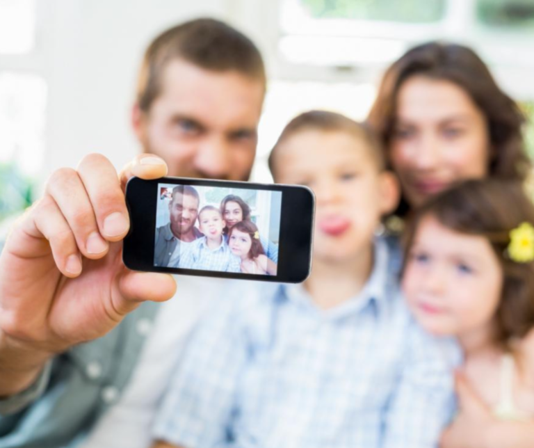 ¿Por qué no debemos publicar fotos de nuestros hijos en redes sociales?