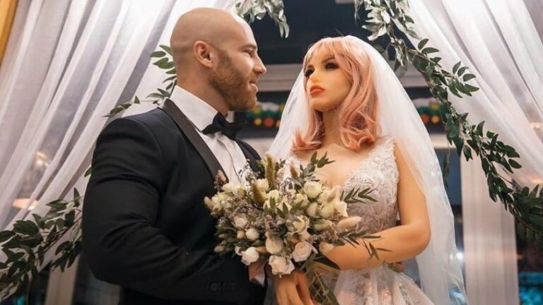 Yuri Tolochko, el hombre que sorprendió al mundo al casarse con su muñeca de silicona