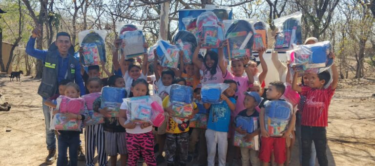 Condor Gold sigue apoyando la educación en distrito minero La India con entrega de útiles escolares