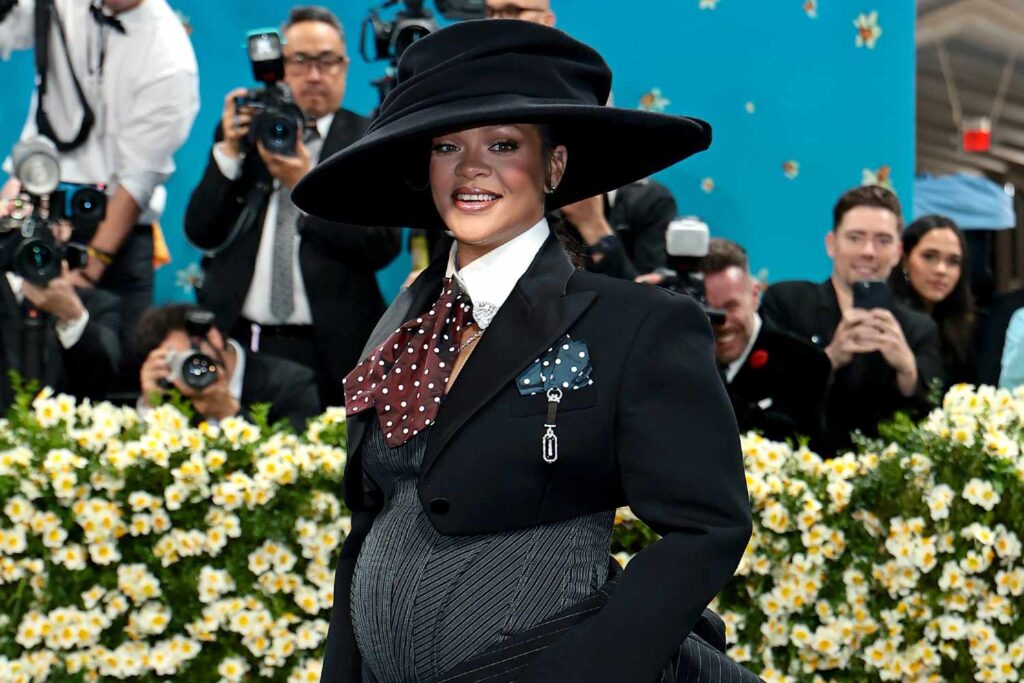 ¡Rihanna lo hizo de nuevo! Revela su tercer embarazo en la Met Gala 2025 1 rcg71.com rihanna 2025 met gala 050525 c96f4d669988440a9975b650c9763f70 rcg71.com