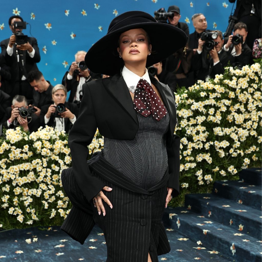 ¡Rihanna lo hizo de nuevo! Revela su tercer embarazo en la Met Gala 2025 2 rcg71.com rihanna pregnant met gala 2 1024x1024 1 rcg71.com