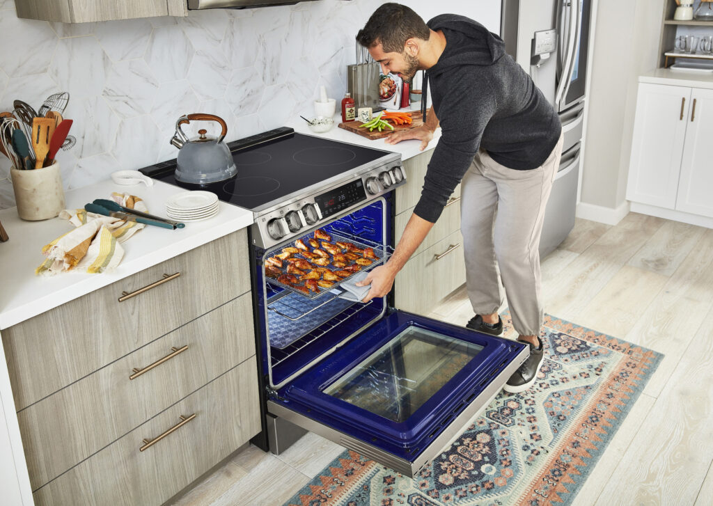 Tecnología que se adapta a papá: las mejores ideas de regalo de LG para este día del padre 1 rcg71.com LSIL6336F Air Fry Hot Wings Lifestyle rcg71.com