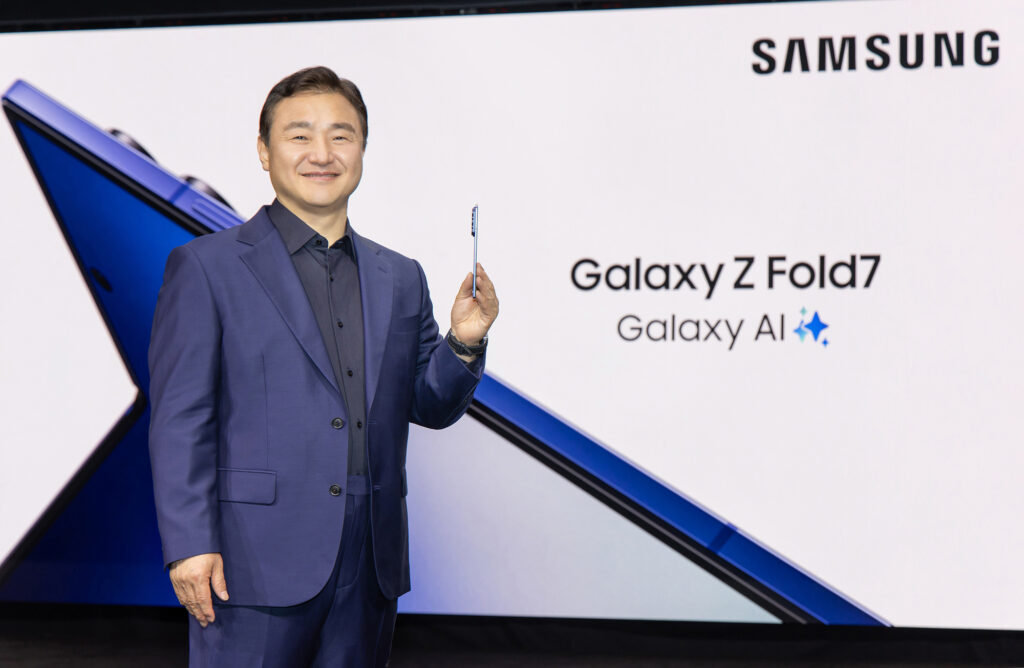 005 TM Roh With Unfolded Galaxy Zfold7 at Unpacked July 2025 rcg71.com