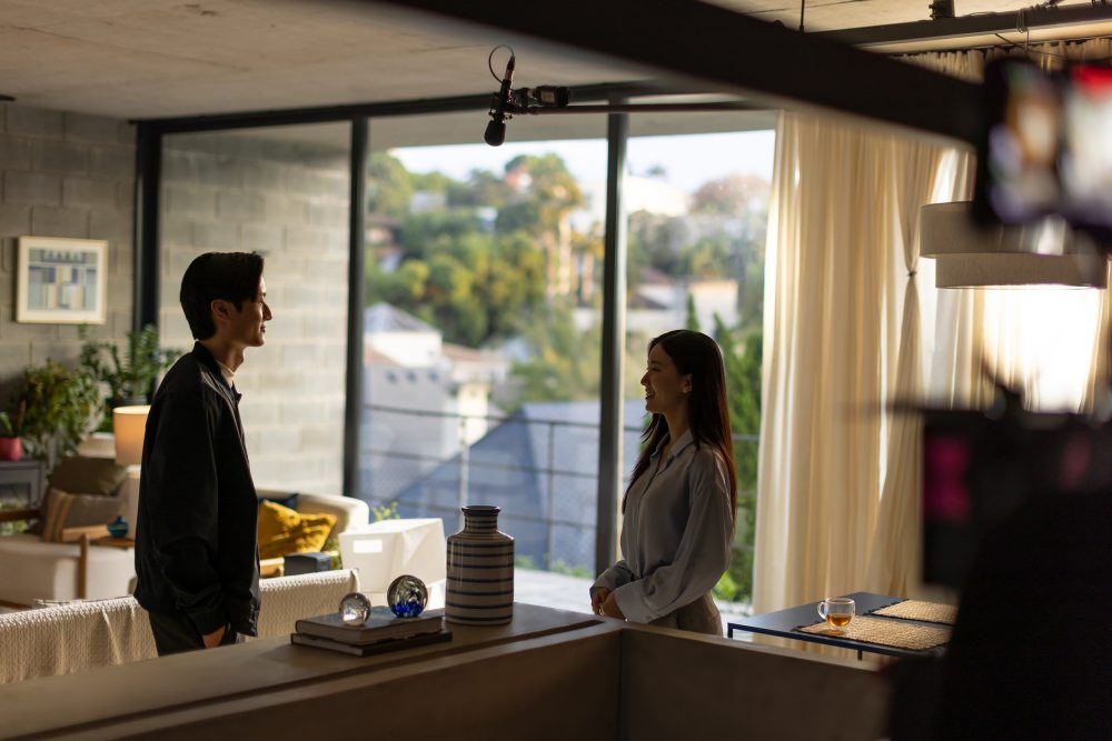 Sharon Cho e Raphael Chung bastidor2 serie Tudo Sob Controle K Drama Samsung TV Plus e1752107049282 rcg71.com