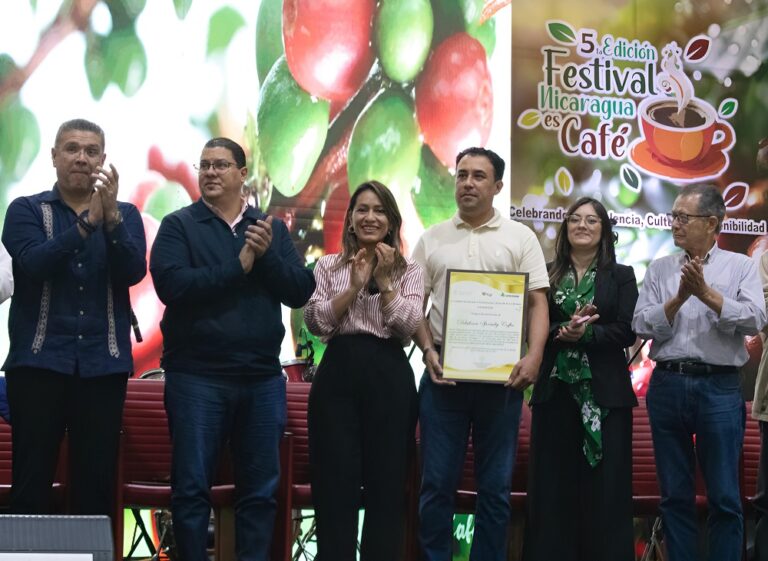 Delafinca Specialty Coffee recibe reconocimiento nacional por su aporte a la caficultura nicaragüense