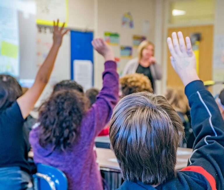 Escuelas de norteamérica abren vacantes para docentes en primaria, ciencias, matemáticas y educación especial