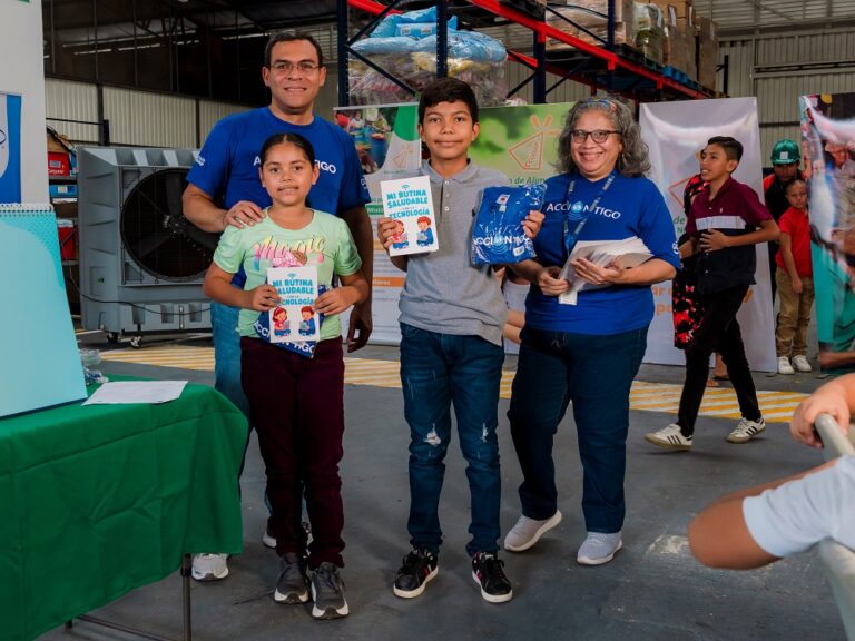 4,000 vasos de leche y una alegre mañana se vivió en el Banco de Alimentos gracias a Eskimo y Tigo Nicaragua